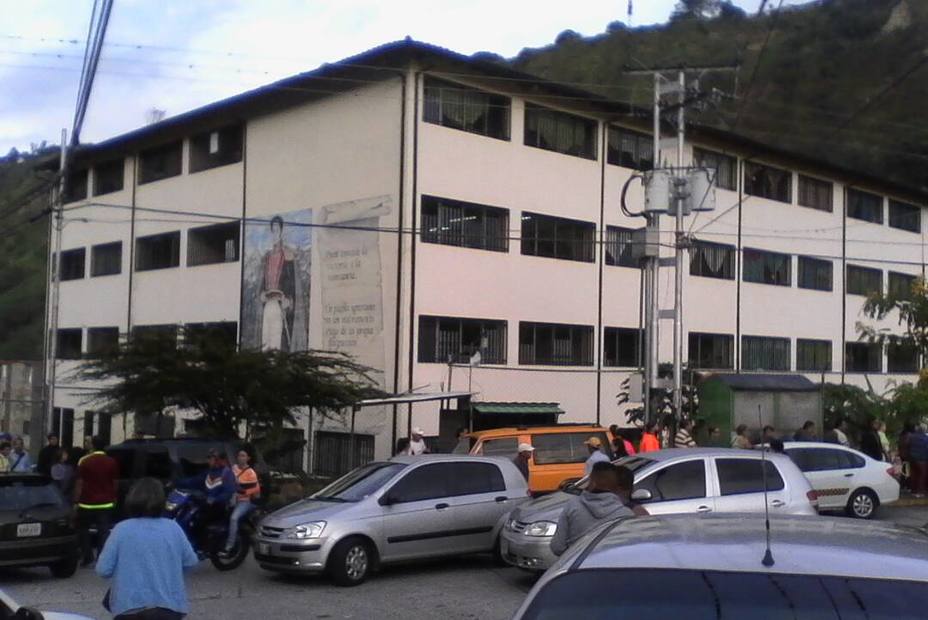 falla-maquinas-retrasa-inicio-votacion-escuela-merida_207799.jpg