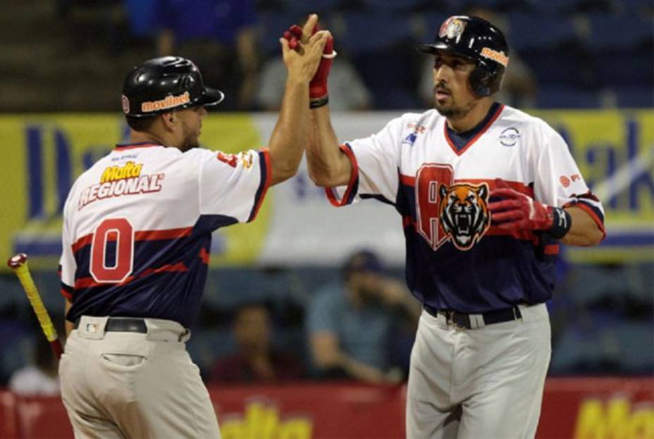 jose-vargas-alzo-con-premio-jugador-semana-lvbp_209869.jpg