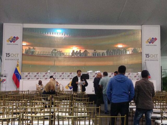 Rectores del CNE se encuentran en la sala de totalización