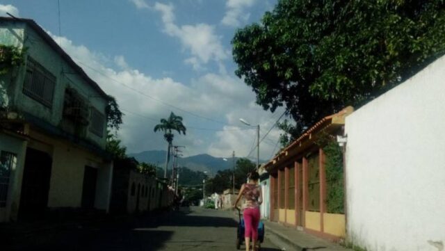 Carabobeños se las ingenian para obtener agua