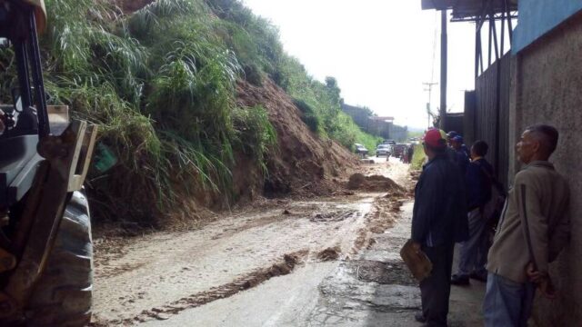 Derrumbe en la carretera de Carrizal afecta el paso de vehículos