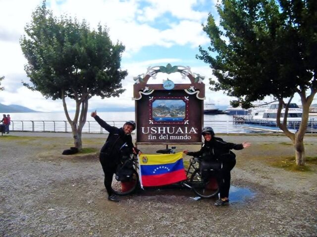 Dos venezolanos llegaron al fin del mundo en bicicleta