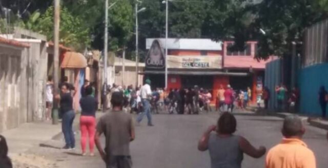 Revendedores asaltaron vehículo de seguridad para saquear productos
