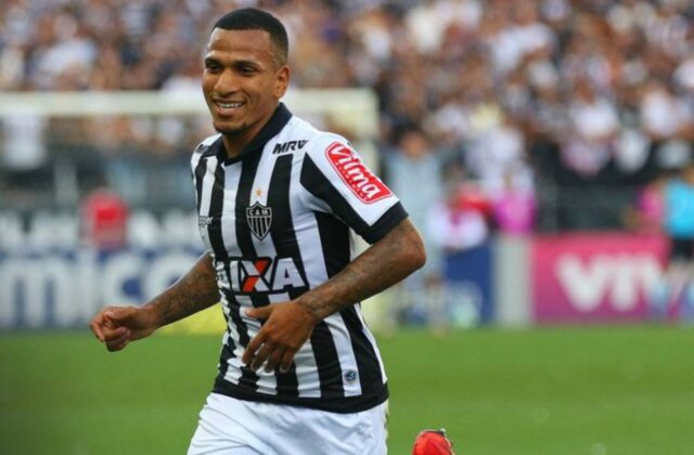 Doblete de Rómulo Otero encarriló triunfo del Mineiro