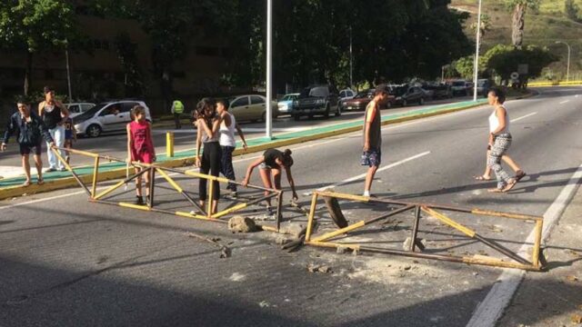 Manifestantes cerraron acceso a la Cota Mil por falta de agua