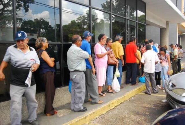 Maduro reiteró que los pensionados y empleados públicos recibirán medio petro en diciembre