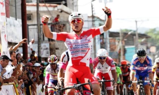 Iván Sosa le dio al Androni su tercer triunfo en la Vuelta