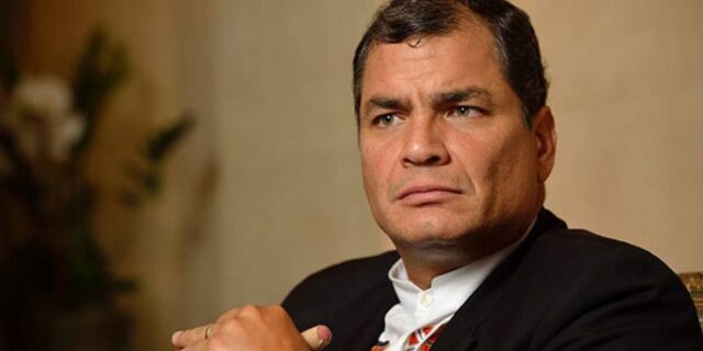 Recibieron a Rafael Correa con huevos y tomates