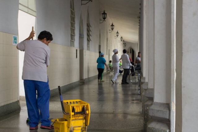Trabajadores y pacientes protestaron por deterioro en el Hospital Vargas