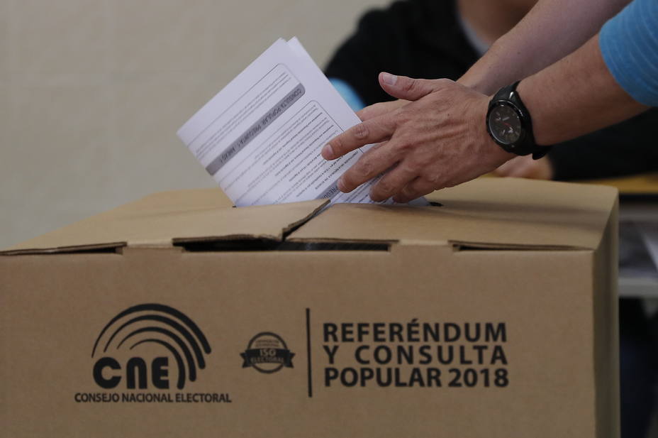 cierran-colegios-ecuador-tras-consulta-popular_221826.jpg