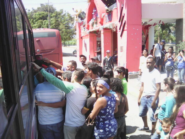 Sin servicio de transporte y agua recibirán a temporadistas en Vargas