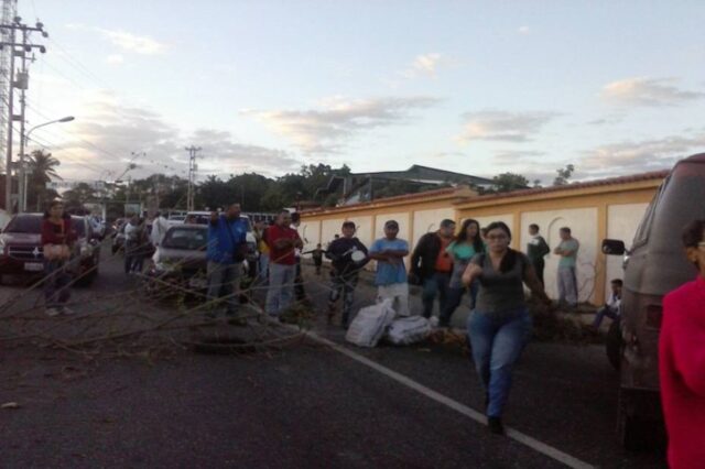 Vecinos cerraron vía en Lara por falta de agua