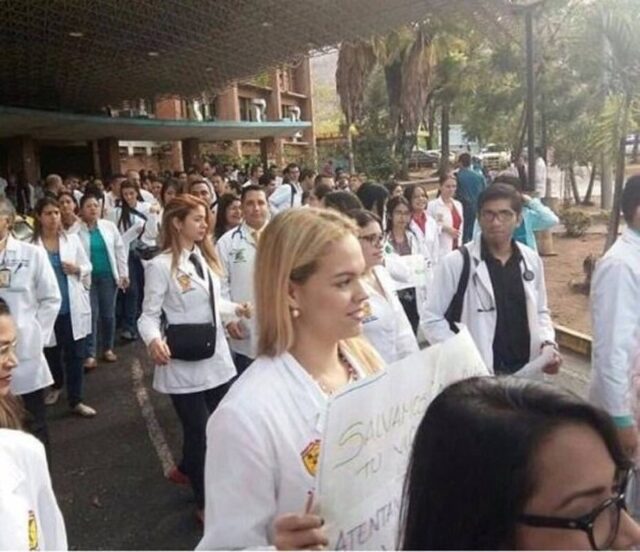 Apuñalaron a médico residente para robarlo