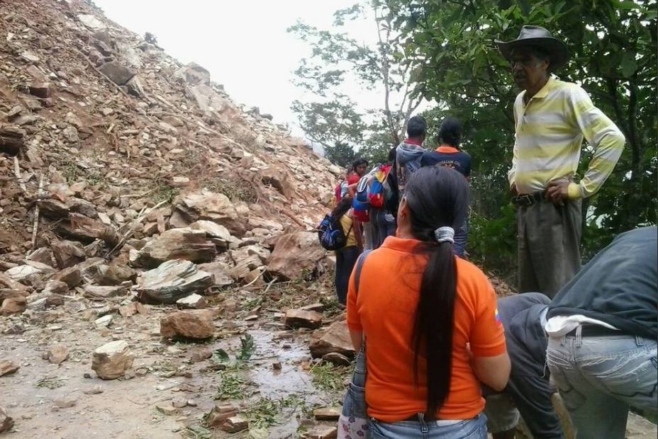 cierran-via-hacia-trujillo-por-deslizamiento-tierra_228501.jpg