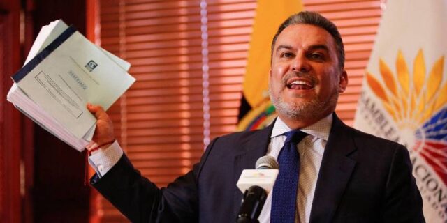 Congreso de Ecuador destituye a su presidente e inicia juicio contra fiscal