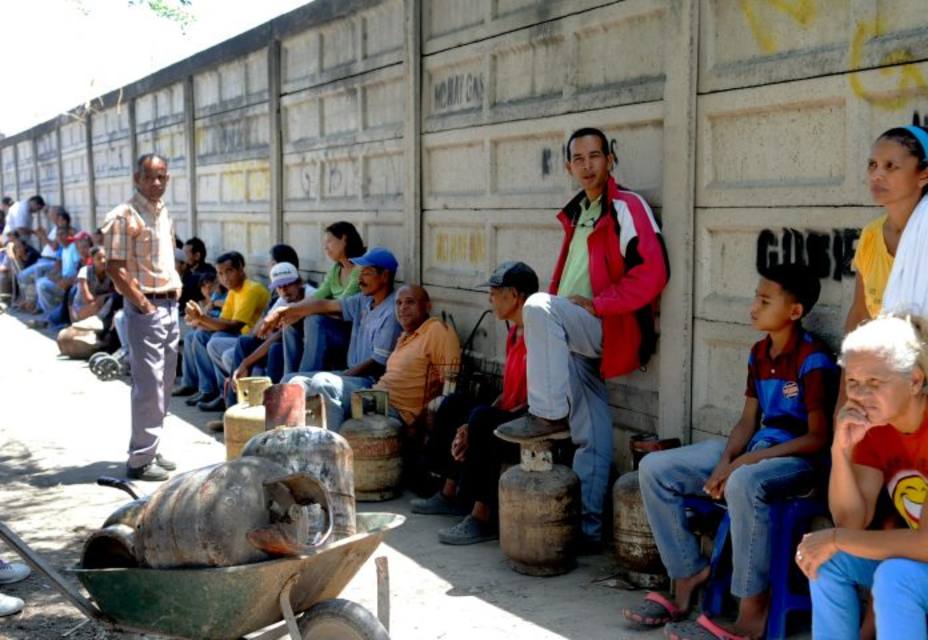 mas-horas-cola-esperaron-valencianos-para-comprar-gas-domestico_226567.jpg