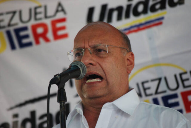 Oposición dice que las filas por gasolina son "política de Estado"