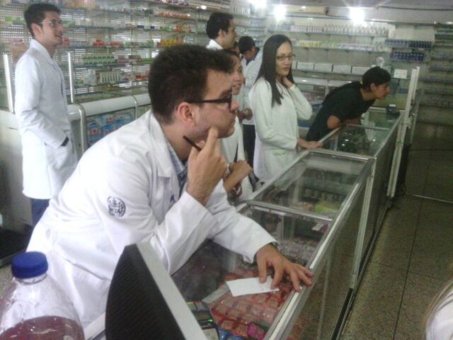 Médicos realizan "viacrucis de la salud" en farmacias de Mérida