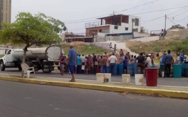 Vecinos en Maracaibo protestaron por falta de agua y luz