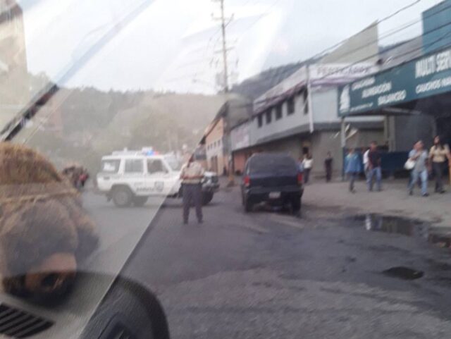 Cierran paso hacia la carretera Baruta-El Placer por falta de agua