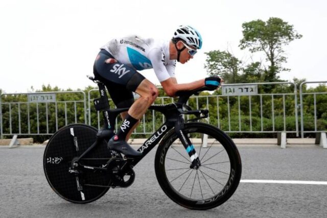 Froome sufrió una caída antes de la primera etapa del Giro