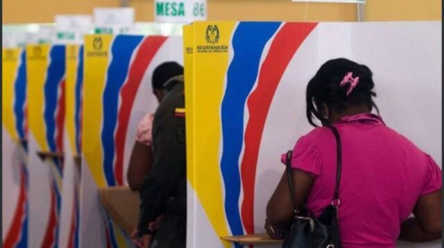 Gran afluencia de votantes en consulado colombiano en Caracas