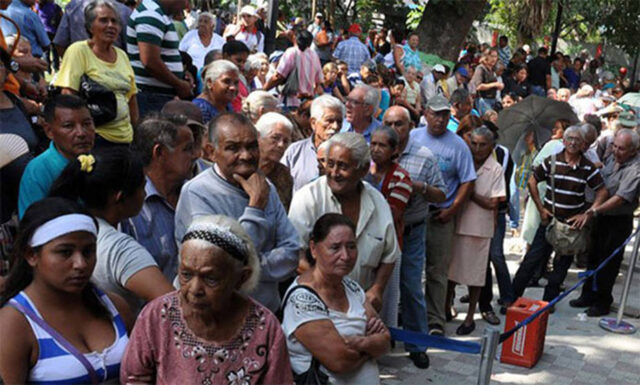 Pensionados en Venezuela realizan colas hasta por cinco horas