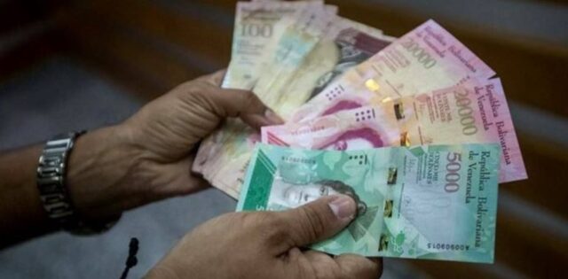 El bolívar se depreció 52% en un mes respecto a tasa oficial del dólar