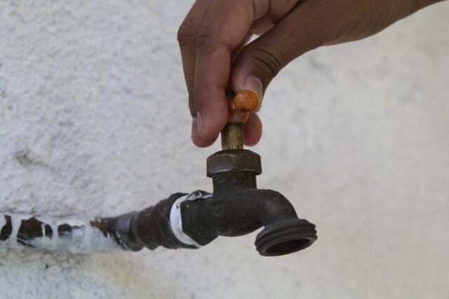 Vecinos de Chacao denuncian que tienen una semana sin agua