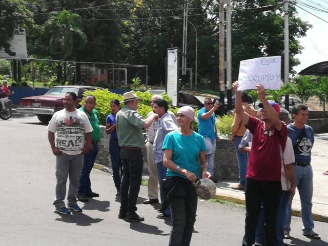 Vecinos de Cojedes protestan en rechazo a las elecciones