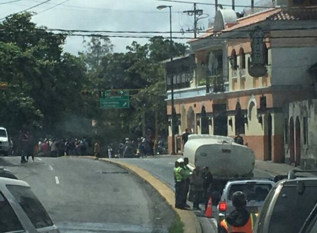 Vecinos de El Hatillo protestan por falta de agua