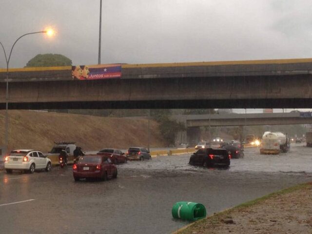 Lluvias causaron anegación en distribuidor Santa Fe y Altamira
