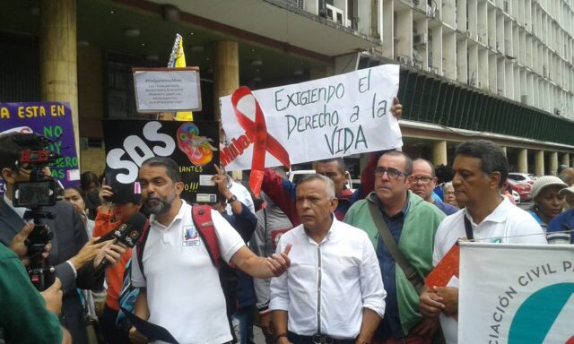 Ni retrovirales ni reactivos para niños y embarazadas con VIH