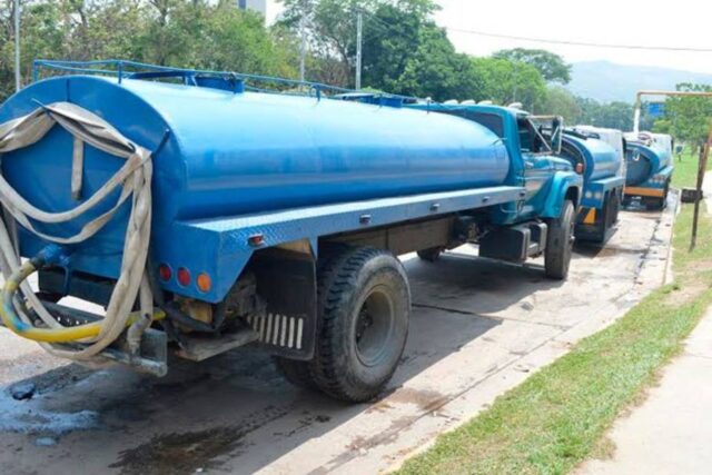 Con gasolina y pesos colombianos pagan camiones cisternas en Táchira