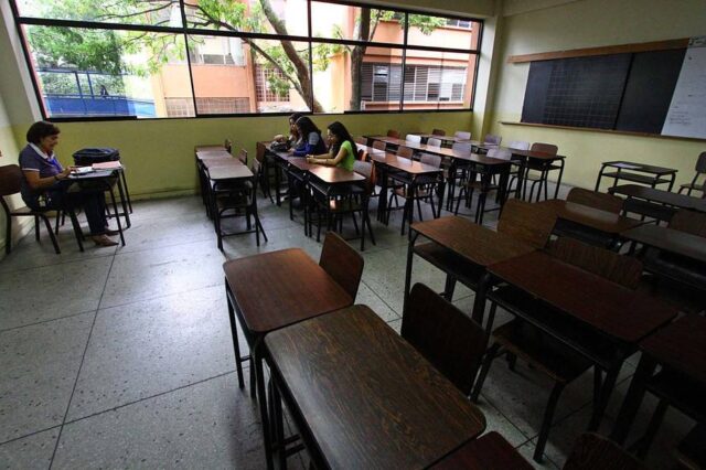Maestros de Venezuela: aprender a vivir con una miseria de sueldo