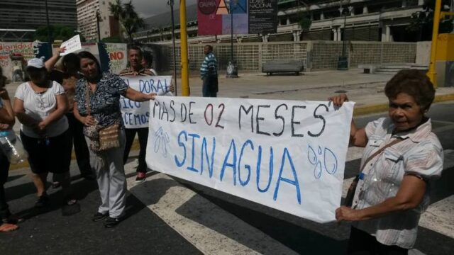 Vecinos protestan en Bellas Artes por falta de agua desde hace dos meses