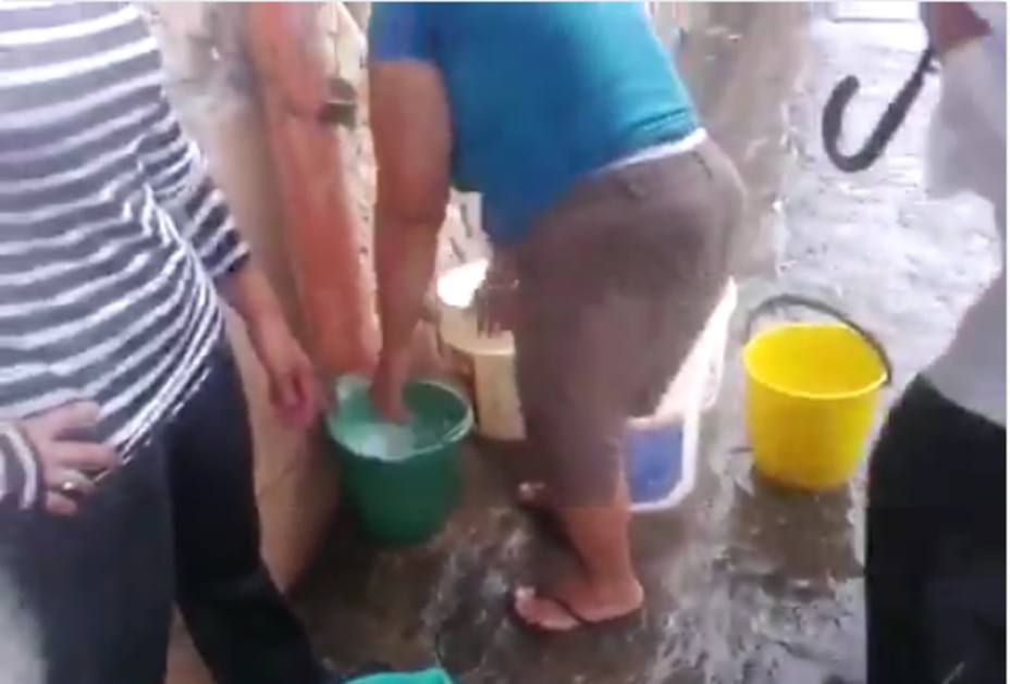 vecinos-santa-rosalia-recogen-agua-lluvia-por-falta-del-servicio_242222.jpg