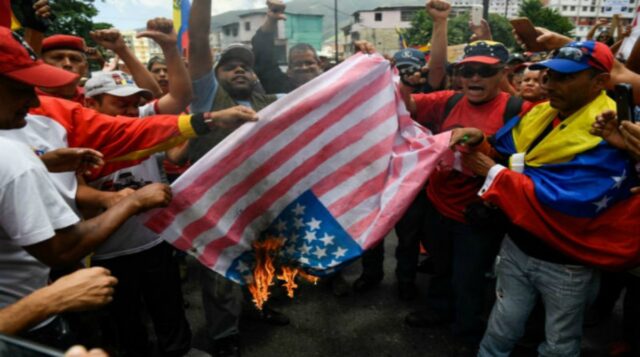 Oficialistas quemaron bandera de EE UU en rechazo a sanciones de Trump