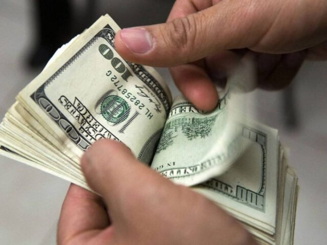 Dólar oficial subió 5,72% y se aproxima a la barrera de los 12.000