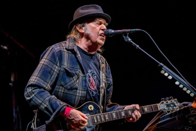 Neil Young anunció lanzamiento de un álbum junto a Crazy Horse