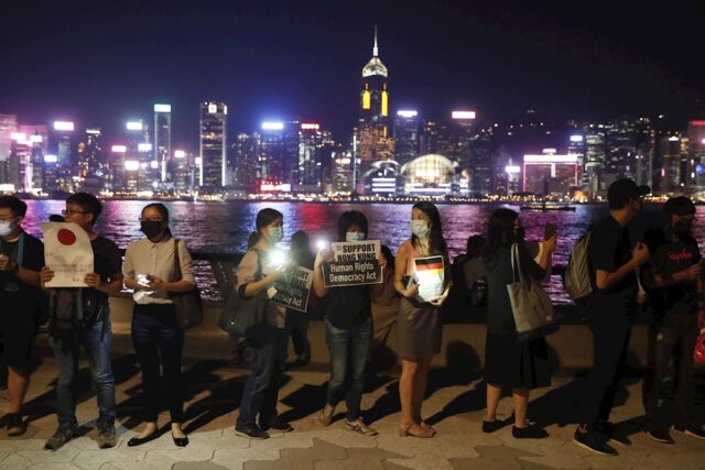 Cadena humana en Hong Kong emula independencia de repúblicas bálticas de la URSS