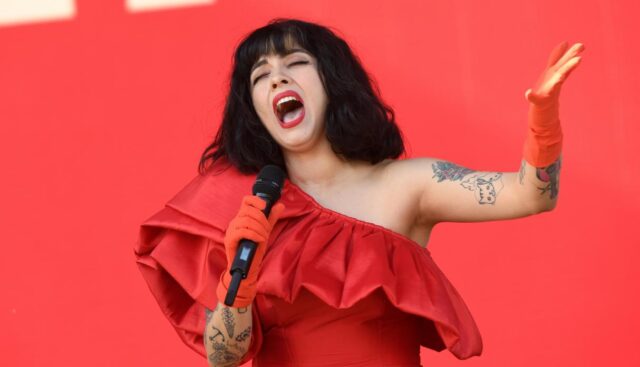 Mon Laferte critica a YouTube por cuestionar su nuevo video musical