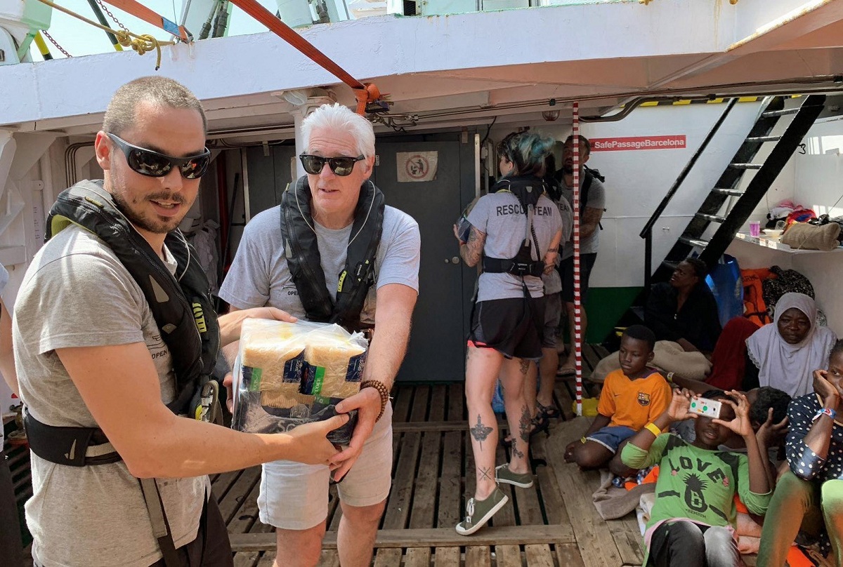 Richard Gere lleva víveres al barco de Open Arms con 121 inmigrantes