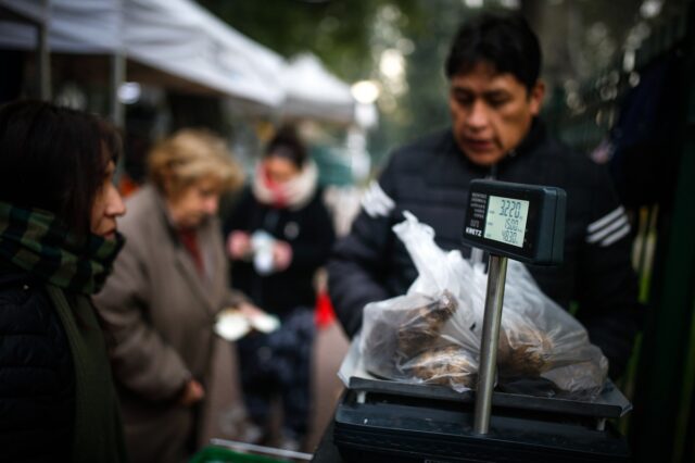 Peso argentino se devalúa ante medidas ejecutivas insuficientes