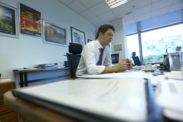 Hospitalizaron al ministro de Ambiente de Brasil