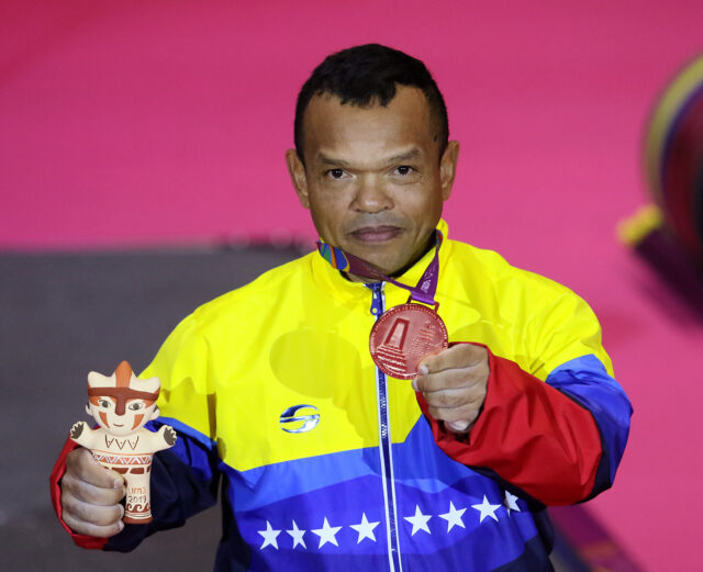 Carlos Betancourt  subió al podio en potencia con 150kgs alzados