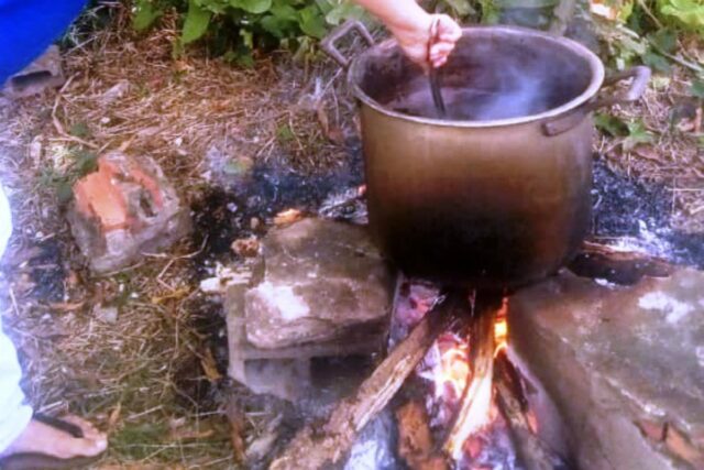 Deltanos compran leña para cocinar ante escasez de gas doméstico