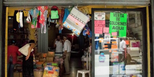 Dolarización y trueque: así se vive la crisis en Venezuela