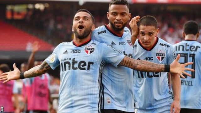 Dani Alves marca un gol en su debut con el Sao Paulo