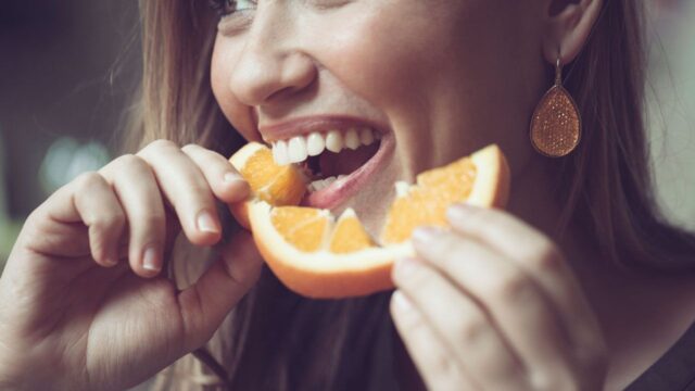 Conoce frutas y verduras que te ayudan a disminuir el sarro en los dientes